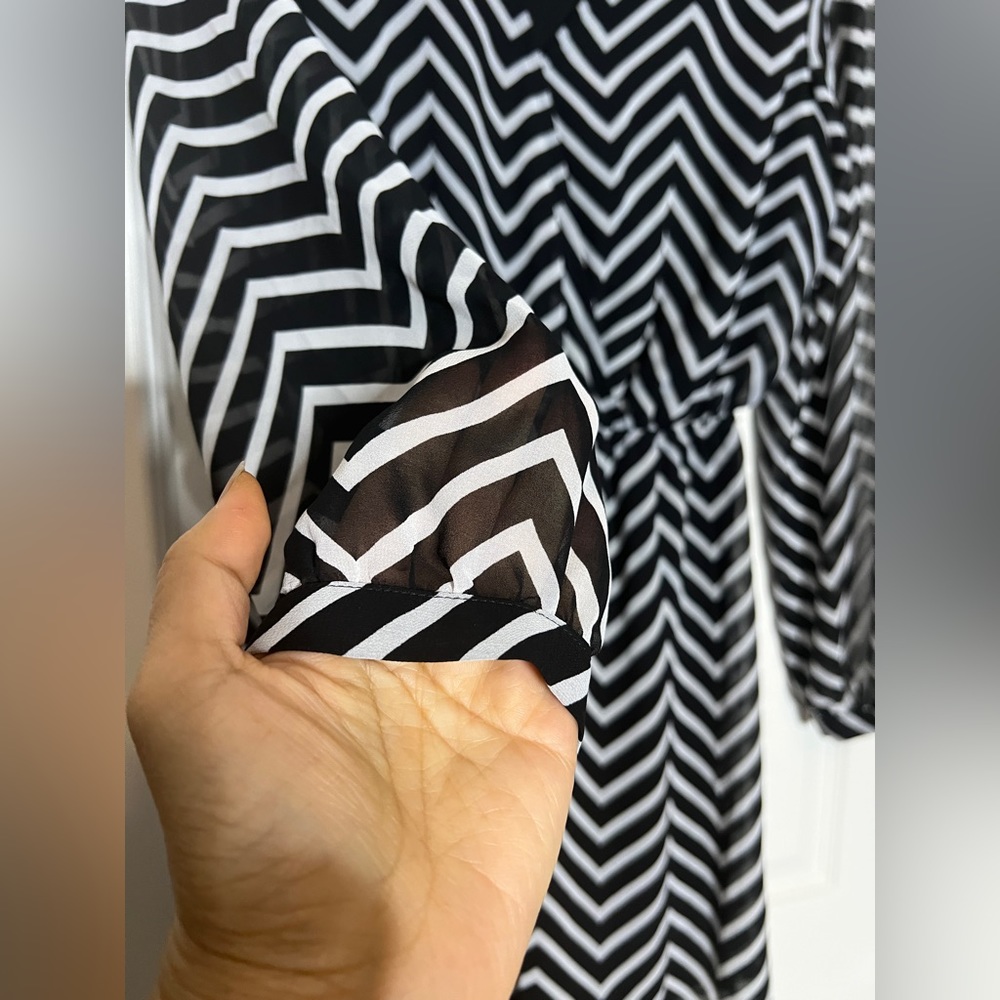 🖤 Express Sheer Chevron Dress - Picture 2 of 6